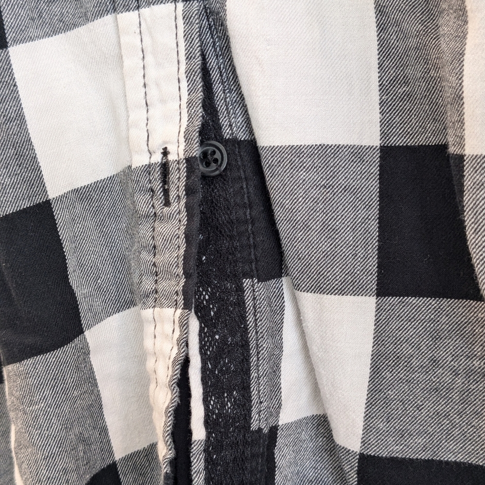 Beachlunchlounge Ruffle Back Flannel - Picture 3 of 6